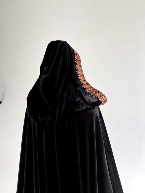 Long cape golden lace