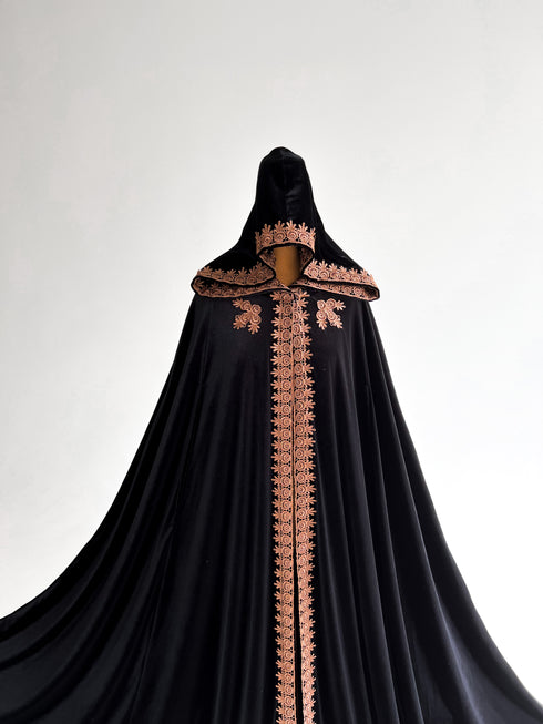 Long cape golden lace