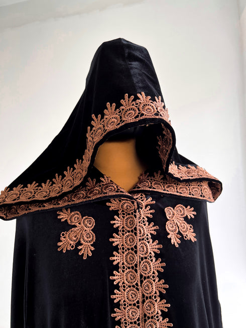 Long cape golden lace