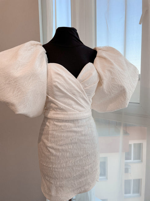 Wedding dress puff sleeves