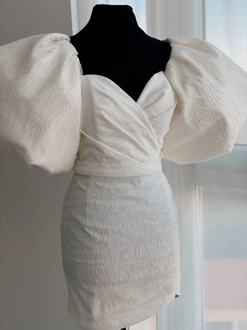 Wedding dress puff sleeves