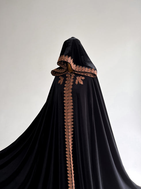 Long cape golden lace