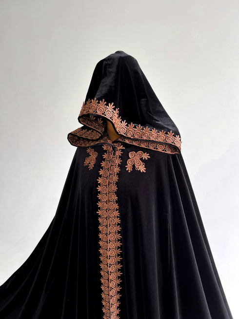 Long cape golden lace