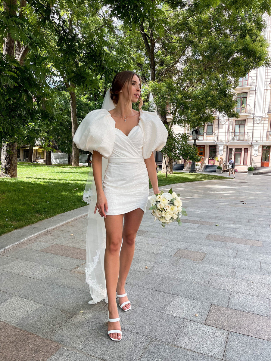 Wedding dress puff sleeves