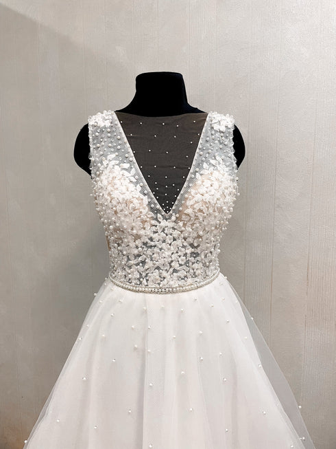 Sleeveless floral pearl wedding dress Bridal gown deep neckline